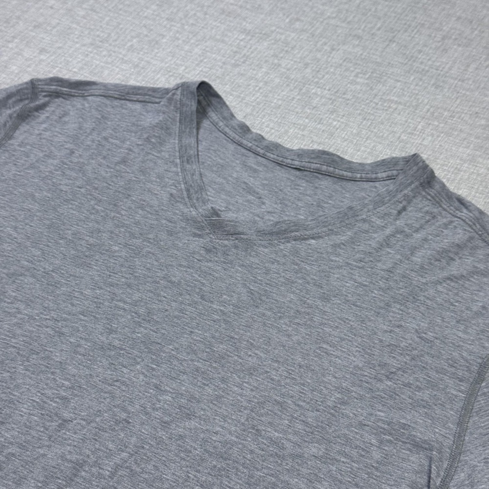 Lululemon V-Neck T-Shirt Mens Large Gray‎ Polyester Blend Performance